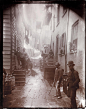 「强盗窝，59?桑树街Bandit's Roost, 59? Mulberry Street」by Jacob Riis, circa 1888。"所以我说，在和穷人的较量中我们只有赢或死，没有折中的路。"