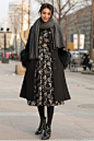 黑色长款毛呢大衣+黑色印花连衣裙+黑色尖头粗跟短靴+灰色针织围巾