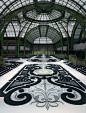 下的大皇宫的玻璃天花板法式园林 - 香奈儿时装秀集合S / S RTW 2011： 