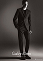 CALVIN KLEIN 2013秋季全球广告<br/>超模 Matthew Terry<br/>Vanessa Axente演绎<br/>由纽约著名摄影师Mert Alas <br/>Marcus Piggott掌镜<br/>这则精致的黑白广告大片将于本月在14个国家的平面媒体、在线及户外进行多平台投放。全球广告将率先在7月22日登陆美国纽约的休斯顿路与拉法叶路（Houston & Lafayette Streets）和加州洛杉矶的日落