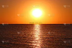 海上美丽的日落。背景。景观。