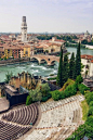 Verona ,Italy。意大利维罗纳，位于意大利的北部，距离博洛尼亚170公里。是意大利最古老、最美丽和最荣耀的城市之一，拉丁语的意思为“极高雅的城市”。维罗纳闻名全球得因于莎士比亚的名作《罗密欧与朱丽叶》，其景点朱丽叶的阳台，自然成为世界青年男女膜拜的爱情场所；城内还有古代罗马的圆形露天剧场和许多造型精美的教堂；维罗纳盛产葡萄酒、蔬菜和水果，还有著名的维罗纳大理石，是一座非常高雅的城市。 #美景# #攻略# #古镇##意大利##旅行#