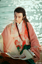 水墨丹青，绘编万载山河。
青绿妙笔，谱尽千年人间。
--------------------------
摄影@另一个从暮 
妆发@M-STUDIO小六老师 

这次拍摄所穿汉服名为“浮光山水”。拍摄那天在杭州连续阴雨一个月之后也很给力的突然放晴。于是钱塘江边一片波光粼粼，远处青山也如水墨丹青一般，真是很应景了。...展开全文c