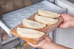 速冻饺子半成品。外卖和在家吃的概念。冷冻食品的概念。
