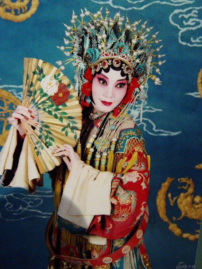 【京剧 2010年列入中国非物质文化遗产】 京剧以程式化、象征性的虚拟表演为特色，注重手、眼、身、法、步的综合运用，表达了传统中国社会的戏剧 ...