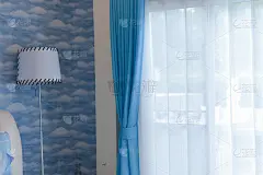 蓝色卧室和云壁纸
