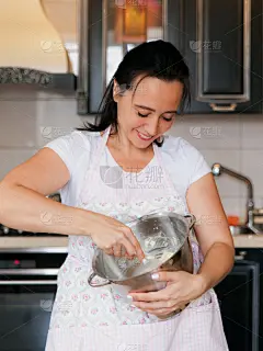 金属,碗,厨房,女人,小麦面团,蜡笔画,围裙,肥胖,烹调,微笑