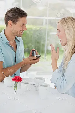 一名男子在咖啡馆向女友求婚，给了她一个惊喜