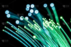 一束绿光光纤。黑色背景。