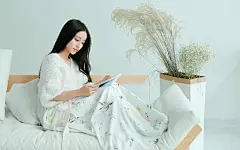 床上美女性感写真高清电脑壁纸