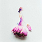 来自马来西亚艺术家Limzy的创意花卉插画作品，她将水彩和花瓣相结合，用水彩勾勒出这些曼妙的身姿，再配上优雅大方的鲜花裙子，真的美的让人无法言语。很不错的手工插画，想看更多Limzy的作品，可以关注她的Instagram账号：lovelimzy