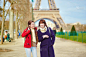 在巴黎埃菲尔铁塔附近的两个年轻女孩