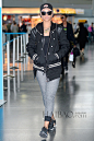 当地时间5月31日，蕾哈娜 (Rihanna) 反戴棒球帽帅气现身纽约机场。