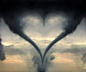 美国俄亥俄州，俩个龙卷风相互交汇，产生了心形形状