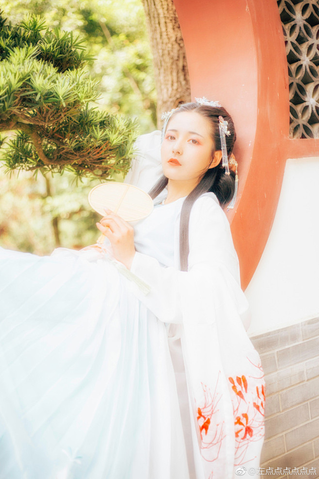 #成都约拍#  #汉服写真集#  

她...