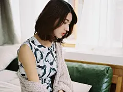 素雅短发美女气质写真iPad桌面壁纸