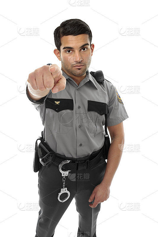 警察或狱警在指指点点