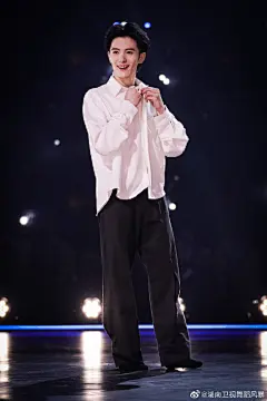 【#舞蹈风暴# 高清剧照】
@我叫张翰 真情演绎，让人沉醉，技术和情感都很到位，还有这白衬衫造型，过分帅气了 ​​​​