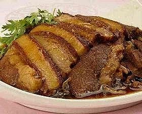 葱包五花肉的制作材料：
主料：猪肋条肉（...