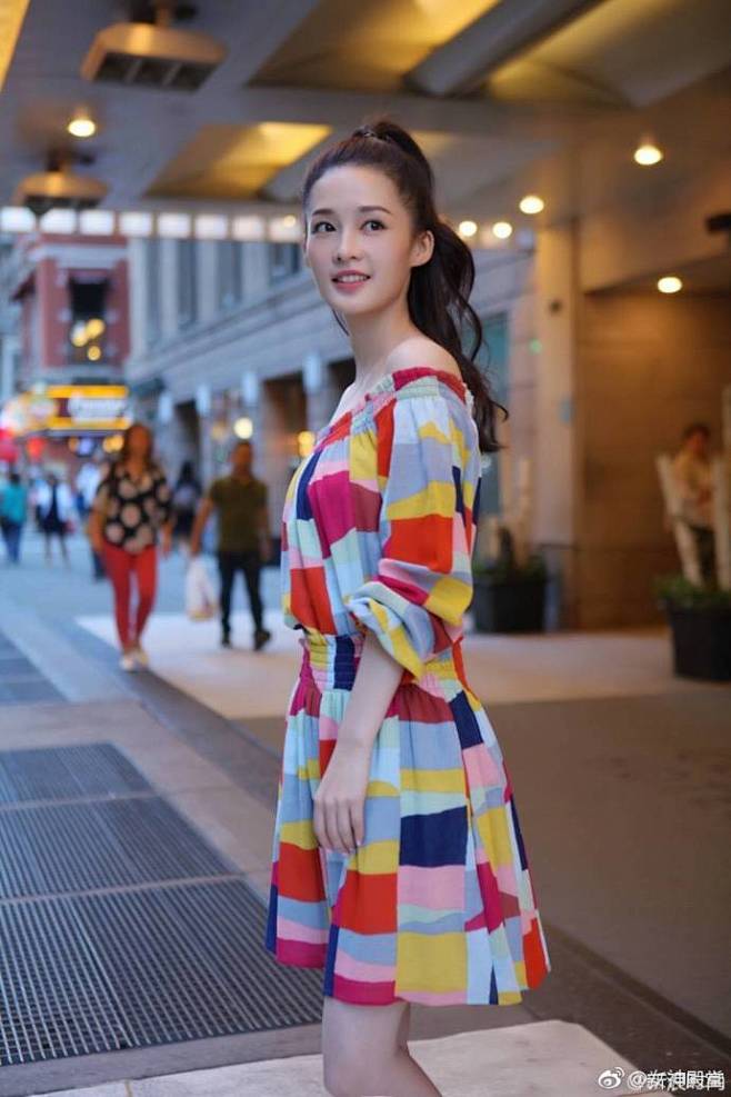 李沁街头随拍，身着彩色碎布拼接连衣裙，香...