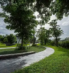 泰国碧武里私人住宅 W. Residence / Archive Studio :   Archive Studio ：W.住宅是位于泰国碧武里的一个四口之家的两层房子。该项目的灵感来自于运用自然景观元素来制定设计策略。这栋房子位于场地的中心，将土地分成两个相等但又相互矛盾的空间: 一个是由有20年树龄的软木树覆盖的狭长空间，一个是后...