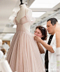 看了迪奥Dior的工作间，才知道什么叫礼服！网友：简直完美之作！