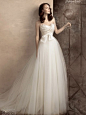 简约是Pronovias的最大特色，2013的春夏新品婚纱继承了以往风格。没有过多的装饰，简洁的剪裁能够显示新娘纤细的腰身，能够适合大部分新娘的身材。

