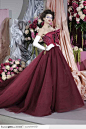 Dior2010服装展示-穿酒红色胸前带蝴蝶结的束胸长裙礼服外国女模特