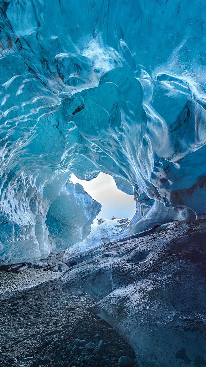 冰岛的蓝色冰洞和活火山使它成为冰与火并存...