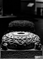 【大同博物馆藏· 司马金龙墓出土的北魏石柱础】大同博物馆的镇馆之宝之一，也是国宝级文物。柱础是中国古建筑木柱下垫的石墩，是中国古建筑的主要构件之一。在商代的殷墟宫殿就已经出现了石柱础，秦汉时期，柱础逐渐从地下转移到地上，但是汉代的柱础大多是天然的石头加以简单加工，并没有太多艺术性的 ​​​​...展开全文c