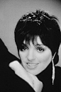 第四十五届（1972－1973）
丽莎·明奈利 Liza Minnelli
性别: 女
星座: 双鱼座
出生日期: 1946-03-12
出生地: 美国,加利福尼亚州,洛杉矶
职业: 演员
更多外文名: Liza May Minnelli (本名)
1973 奥斯卡(美国电影学院奖) 最佳女主角 歌厅 (1972)