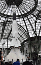 艺术和科技的火花碰撞 Chanel秀场高35米的巨型火箭在巴黎大皇宫时髦得飞起来!