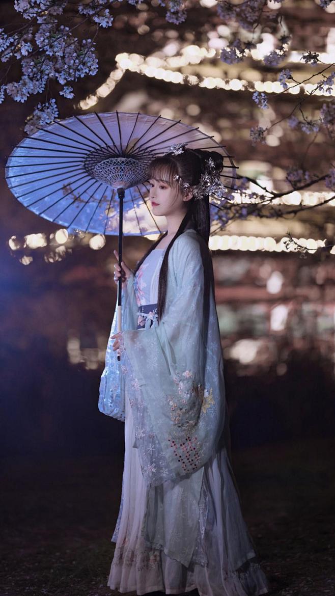 东风夜放花千树。
更吹落、星如雨。
宝马...