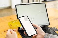 网上支付概念一名女子使用信用卡和白屏手机在银行间分行购物和支付。