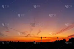 鲜艳夺目的红、紫、蓝，日出日落，天空景观与一行行城市建筑的剪影。自然美丽的城市景观黎明背景壁纸。都会