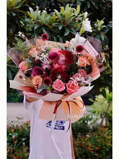 #杨幂0912生日快乐#今天我们寿星收到了很多花花还有贺卡来自剧组/品牌/造型工作室 等等将所有美好赠予你，心想事成@杨幂 ​​​​