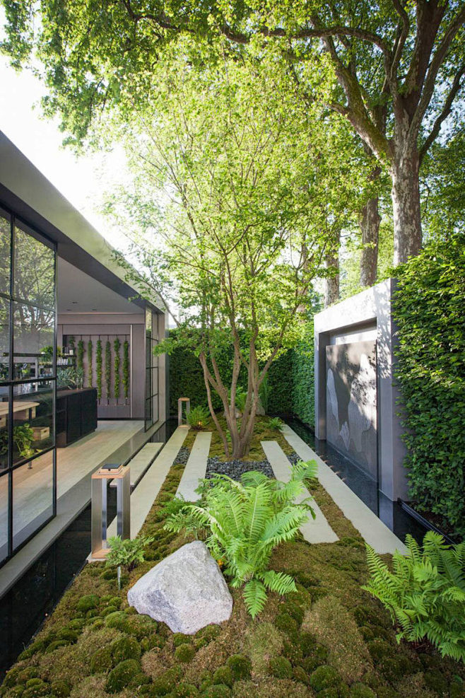 This small garden fe...