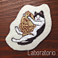 鯛焼きねこ（黒白）の刺繍ブローチ（受注制作）