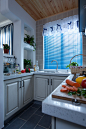 厨房。百叶帘可以调节厨房的光线，静谧的下午可以在客厅小憩。