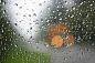 室内,窗户,透明,水滴,雨_134304622_Orange bus hrough rainy window_创意图片_Getty Images China