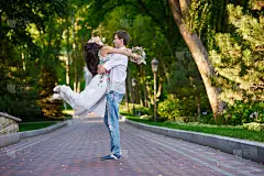一对快乐的年轻夫妇在公园里跳舞