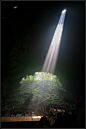广西百色穿洞天坑内的天然阳光"一线天"，它被命名为"天使之吻"。