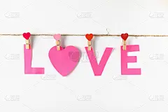 纸爱字晾衣绳上孤立在白色的背景。