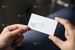 拿着一张空名片的女商人