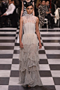 最仙最美的裙子都在这里 Dior满足你的所有想象 : 就在刚刚，Dior 2018春夏高级定制系列发布秀在巴黎罗丹美术馆(Musée Rodin)举办，Dior女装创意总监Maria Grazia Chiuri带来的最新高定系列，这是她上任之后推出的第三个高级定制系列作品。