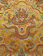 图一 明晚期 五彩线绣双蟒戏珠纹“用此直法”幔帐

图二 明 平绣五彩云龙纹饰片

图三 清康熙 绛色地织锦妆花缎行龙

图四 清康熙 石青地妆花锦柿蒂形朝服料...展开全文c
