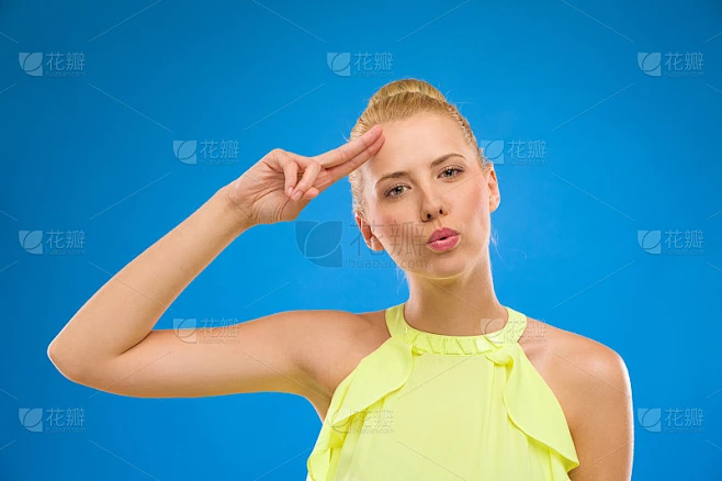 快乐的女人一边敬礼一边吹口哨素材-花瓣网