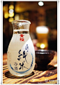 [【平成屋日式料理店】浅酌小酒 烧鸟来伴 - #上海美食#] 烧鸟，日本人把鸡写做“鸟”烧鸟最初就是鸡肉烤串，在日本是非常平民化的食物，在日本的居酒屋，烧鸟并无严格的等级之分，其评判标准只有三项：原料、炭火和酱汁。评判标准中的炭火也是各家烧鸟店暗中较劲的地方，选择何种炭火，烧热到几分，都影响着烧鸟的口感，因此各家必有各家的讲究。在上海，也能吃到美味的日式烧鸟。【平成屋日式料理店】店面装潢充满日式风情，榻榻米座位、日文手写菜单、旧时海报和满眼的日式清酒瓶，让人们能够身临其境地去......@北坤人素材