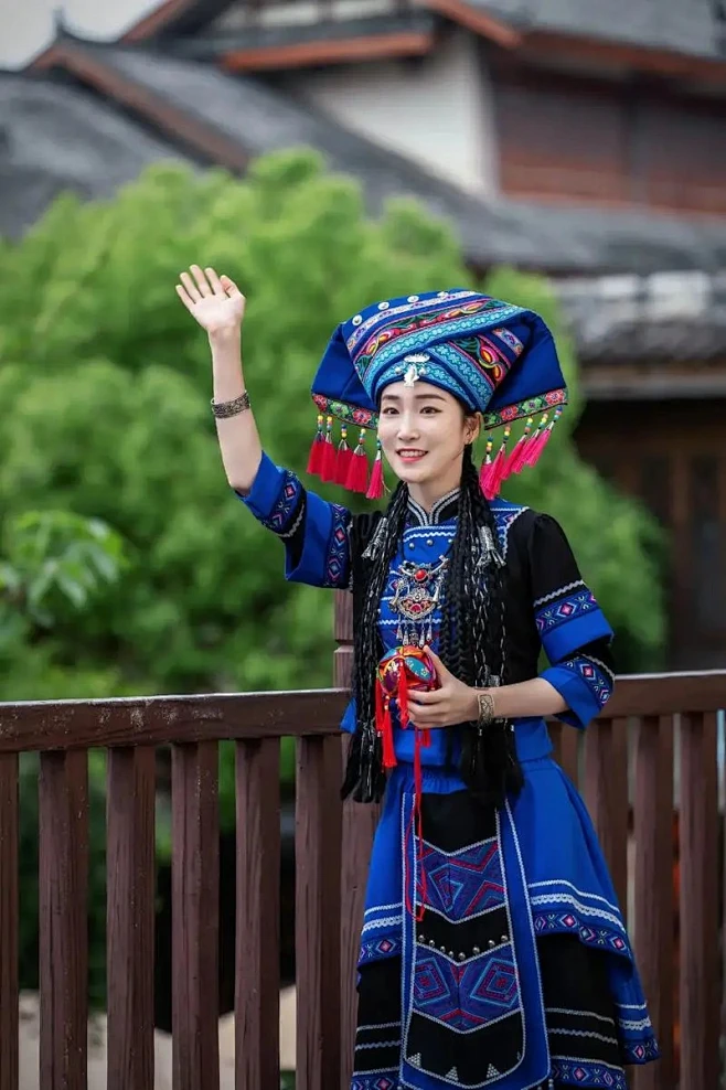 广西三月三在相思湖小镇拍，壮族服饰抛绣球照片。4-花瓣网