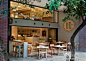 #求是爱设计#坐落在雅典高档的Kolonaki区，Divercity Architects所带来的IT café是一个小餐馆和咖啡厅。设计师将整个空间比喻成包装箱，大量的木质刨花板及货架共同创建了坚实、温暖的基本框架，同时质朴的纹理赋予了空间随意性和舒适感。
